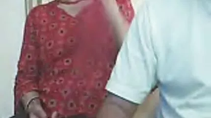 bbW plotseling bezig met gratis seks film kijken thuis masturbatie in de keuken