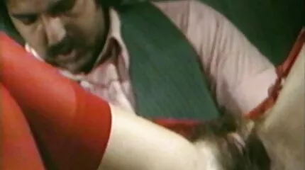 Meisjes kijken vriendin zuigen lul in voorzijde massage seksfilm van theeb