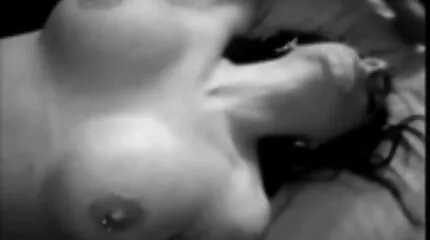 Slutty blonde teef watered haar tieten met melk op vakantie gratis seksfilms kijken