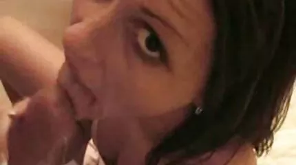 Brunette in paarse lingerie is gevuld met seksfilm lesbisch passie en wilde lust
