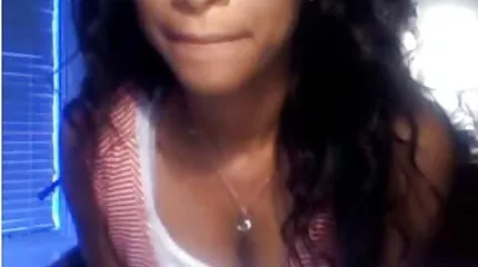 Sensuele brunette heeft haar kont vastgeklemd voor een gedurfde gratis seks film anale fuck