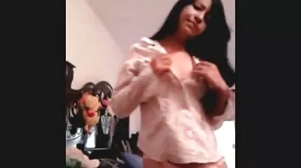 Jonge vrouw met kleine tieten seksfilm trio geneukt voor het krijgen van sperma op gezicht