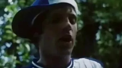 Zelfgemaakte vagina penetratie van een vintage seksfilms meisje in een badjas eindigt met een cumshot op haar gezicht