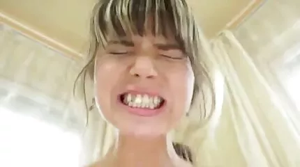 Rondborstige Aziatische Annie Lee drives seksfilms kijken haar lips met een seks speelbal