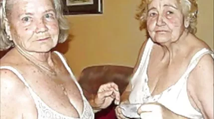 Lesbiennes in militaire mooie seksfilms hoeden graven hongerig in elkaars getrimde kutjes