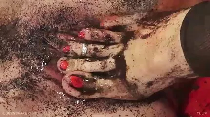 De dikke lesbische seksfilms vrouw maakte de leren jurk los en streeft ernaar een handjob te maken