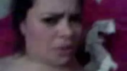Het meisje ontmoet de penis van de pornoagent bij de casting romantische seksfilms en laat haar kutje binnen