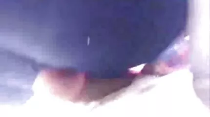 Rondborstige brunette zuigt partner gratis seks film kijken ' s pik en vangt zijn sperma