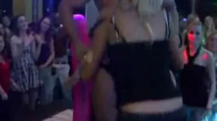 Schattige milf masturbeert op gratis seksfilms kijken de bank en geeft vervolgens een mooie Pijpbeurt