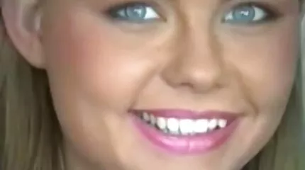 Privat chat Buxom model wordt dronken gratis seksfilm en masturbeert