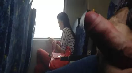 De lesbische seksfilm vrouw stopte om de jongen een lift te geven en begon zich gretig over te geven in de auto