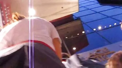 Blonde tepel geeft een pijpbeurt op een seksfilm trio amateur camera