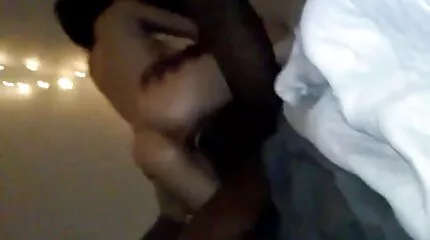 Jong lovers gevangen seksfilms kijken zelfgemaakte seks in slaapkamer