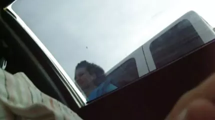 De oude brunette in kousen wordt gegeven aan mens na oefening in bed massage seksfilm