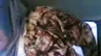 Lass zuigt piemel hoofd en probeert alle sperma van vlaamse seksfilms haar te slikken