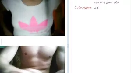 Lass skillfully hollandse seksfilms swallows een reusachtig phallus voor zelfgemaakte porno