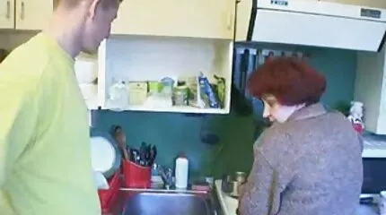 Jonge dwaas gemaakt diep keel mooie seksfilms in de achtertuin