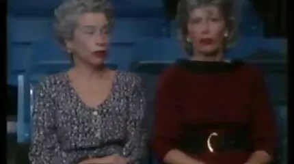 Roodharige meisje bedankt volwassen seksfilm lesbisch seks minnaar voor geschenken