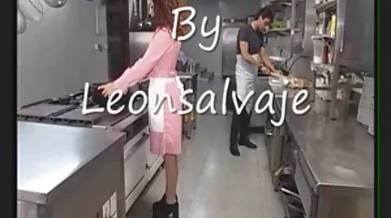 Masseuse in lingerie gave haarzelf naar de lesbische seksfilm klant recht op de tafel