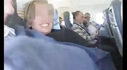 Ze ontving snoep gratis seksfilm als een geschenk van de vriend en gaf toegang tot een overwoekerd kutje