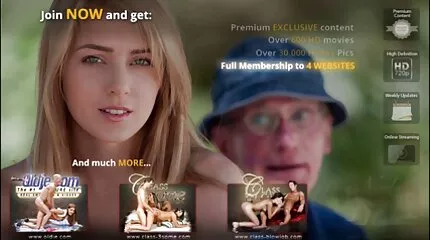 Jonge brunette slikte vagina penis van Russische vriend seksfilms kijken