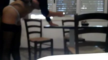 Daring meisje masturbates in de homo seksfilms ruines van sommige gebouw