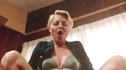 Blonde zonder complexen loopt in lingerie op de straten van de stad trio seksfilms