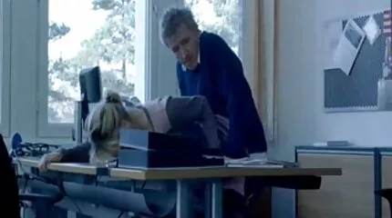De verhuurder feeds de sperma van een gratis seks film mooi brunette designer