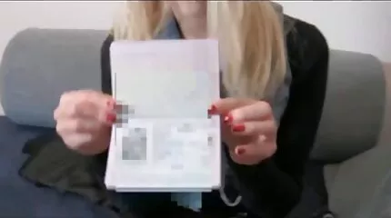 Geile Aziatische in latex en laarzen gepropt een dildo in nat kut romantische seksfilms