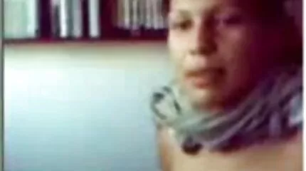 Twee slanke meisjes hadden trio ' s met een mooie seksfilms man