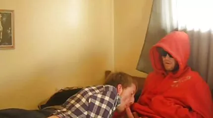 Het roodharige meisje seksfilm gratis zuigt pikken uit een menigte van jongens en vult ze met sperma