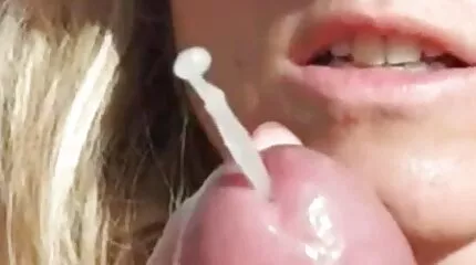 Twee 19 jaar oud brunettes hebben plezier met trio seksfilms sperma in een Gangbang